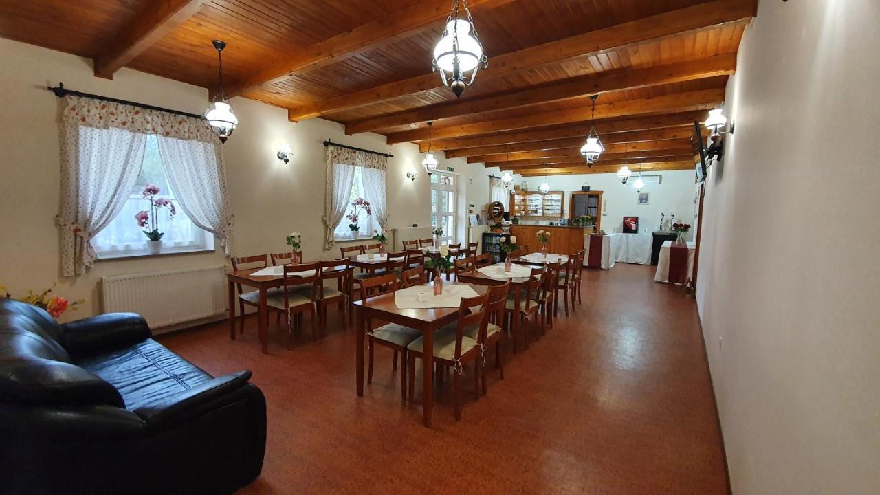 Anna Panzio Hotel Dunavarsany Luaran gambar